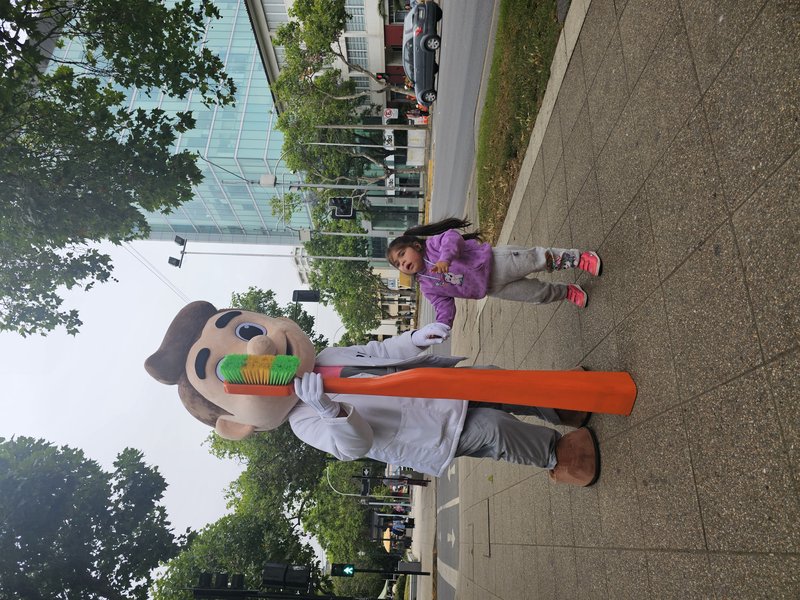 Dr. Titán con una niña