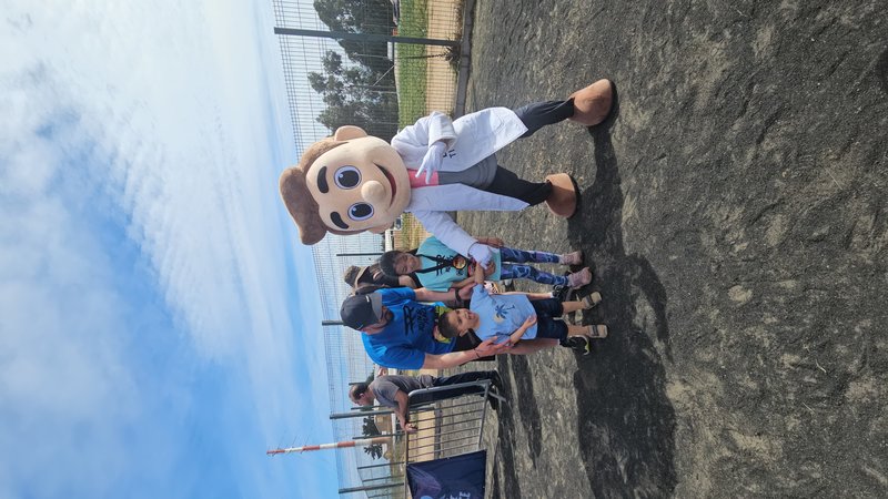 Dr. Titán con dos niños y su padre