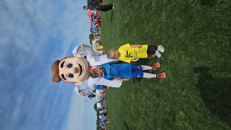 Dr. Titán con una niña y niño