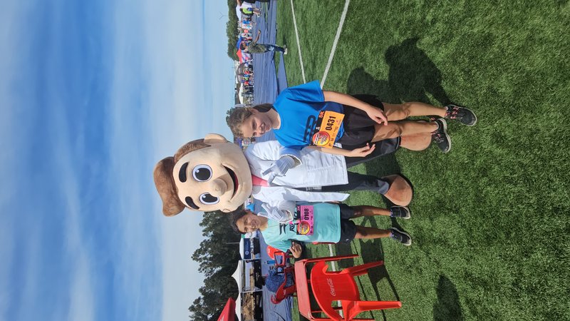 Dr. Titán con dos niñas