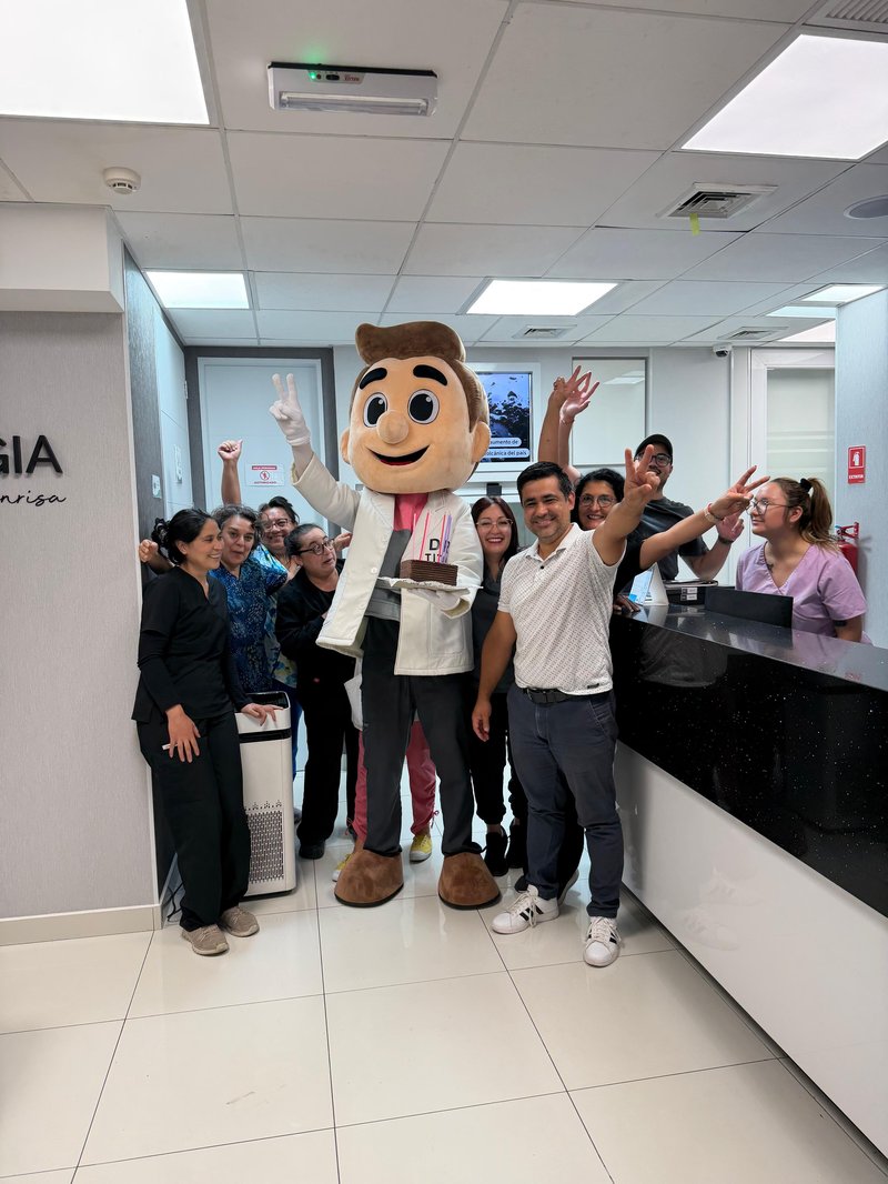 Dr. Titán con equipo clinica